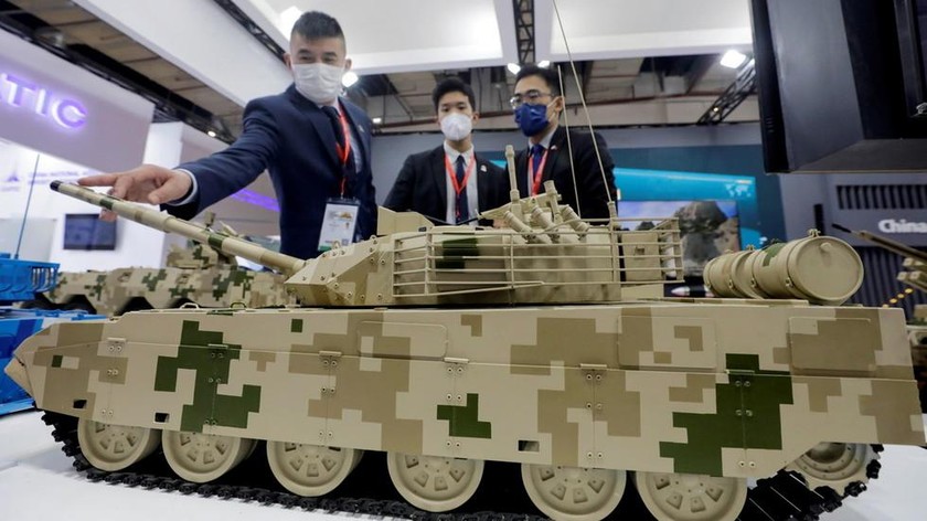 Một mô hình xe quân sự được trưng bày tại gian hàng của Trung Quốc tại Triển lãm Quốc phòng Ai Cập (EDEX) ở Cairo. Ảnh: Reuters
