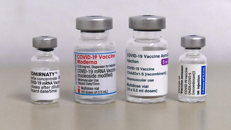 Các vỏ lọ vaccine COVID-19 (từ trái sang phải) Comirnaty của Pfizer / BioNTech, Moderna, AstraZeneca và Janssen của Johnson & Johnson. Ảnh: AFP