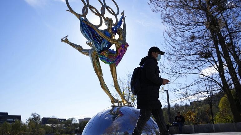 Tác phẩm điêu khắc cho Thế vận hội Mùa đông Bắc Kinh tại Công viên Shougang ở Bắc Kinh (Trung Quốc). Ảnh: AP (chụp ngày 9/11/2021)