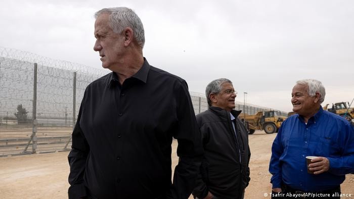 Bộ trưởng Quốc phòng Israel Benny Gantz (trái) xem xét hàng rào an ninh mới hoàn thành quanh Dải Gaza. Ảnh: AP