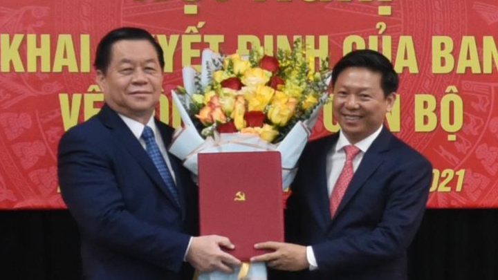 Bí thư Trung ương Đảng, Trưởng Ban Tuyên giáo Trung ương Nguyễn Trọng Nghĩa trao quyết định bổ nhiệm của Ban Bí thư cho ông Trần Thanh Lâm.