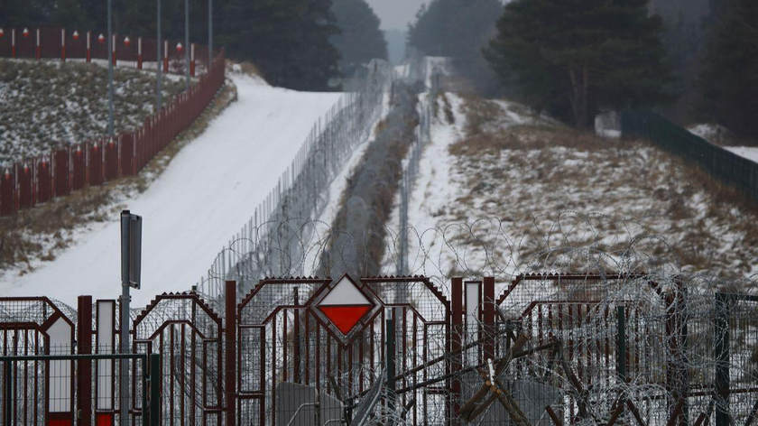 Đoạn hàng rào ở biên giới giữa Ba Lan và Belarus được nhìn thấy từ trạm kiểm soát Kuznica-Bruzgi (Ba Lan). Ảnh: Reuters (chụp ngày 6/12/2021)