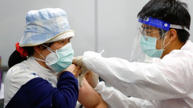 Tiêm vaccine cho người dân tại một ga tàu ở Đài Bắc (Đài Loan, Trung Quốc). Ảnh: Zuma / Rex / Shutterstock