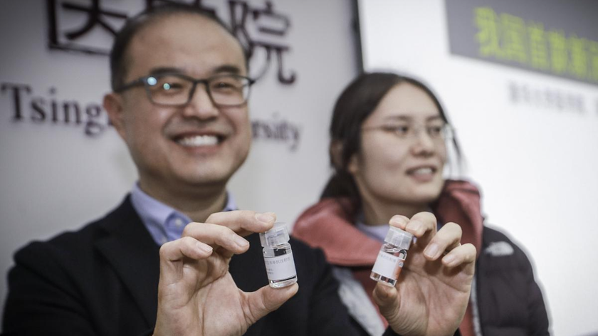 Zhang Linqi (trái) của Trường Y Đại học Thanh Hoa giới thiệu loại thuốc kháng COVID-19 mới được phê duyệt tại một cuộc họp báo ở Bắc Kinh vào ngày 9/12/2021. 