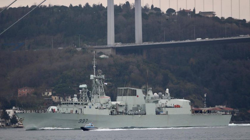 Khinh hạm HMCS Fredericton của Canada đi trên eo biển Bosphorus, trên đường đến Biển Đen, ở Istanbul, Thổ Nhĩ Kỳ. Ảnh: Reuters (công bố ngày 23/3/2020)