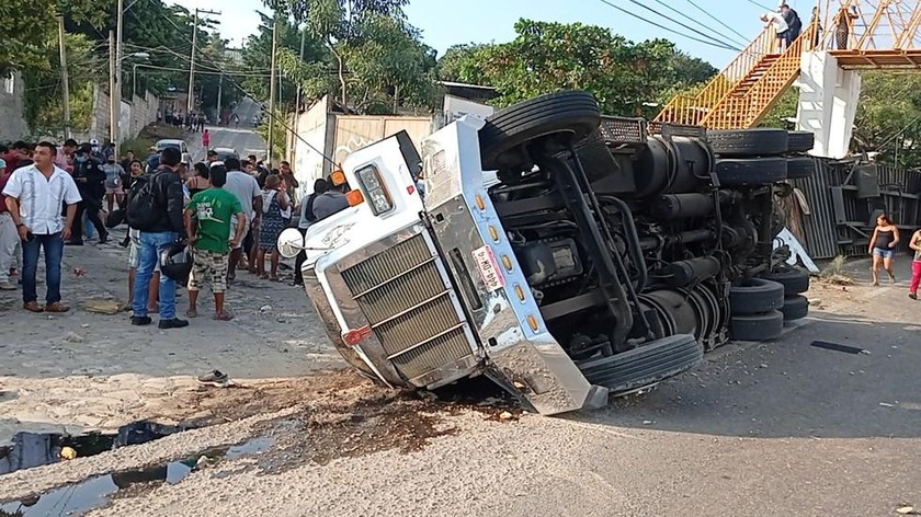 Chiếc xe bị lật nhào tại địa điểm xảy ra vụ tai nạn khiến ít nhất 53 người di cư chết ở Tuxtla Gutierrez, thuộc bang Chiapas, Mexico ngày 9/12/2021. Ảnh: Reuters
