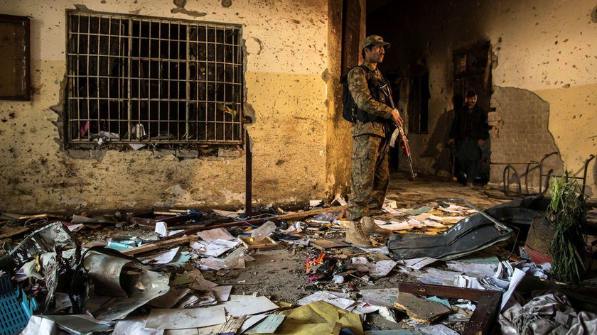 Trường Công lập Quân đội sau khi bị các tay súng Taliban tấn công, ở Peshawar ngày 17/12/2014. Ảnh: Reuters 