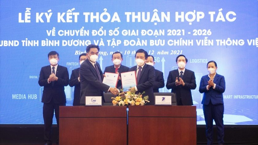 Ông Nguyễn Lộc Hà, Phó Chủ tịch UBND tỉnh Bình Dương và ông Huỳnh Quang Liêm, Tổng Giám đốc VNPT tại lễ ký kết hợp tác giữa hai bên.