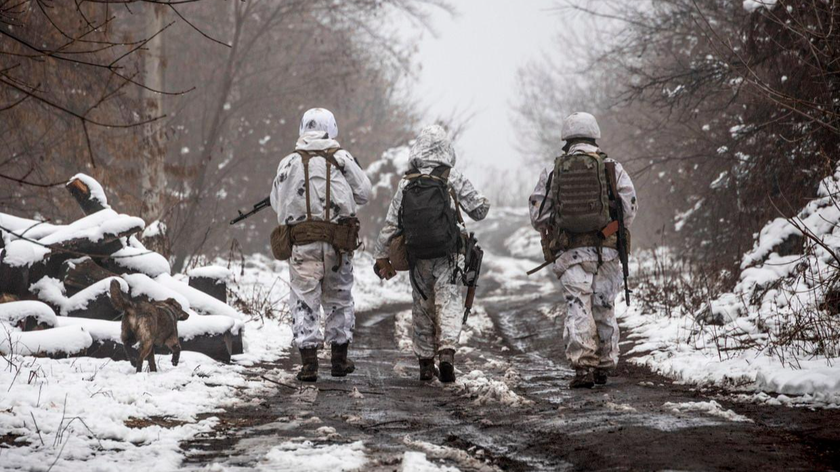 Binh sĩ Ukraine đi tuần gần Katerinivka, vùng Donetsk, Ukraine, ngày 7/12/2021. Ảnh: AP