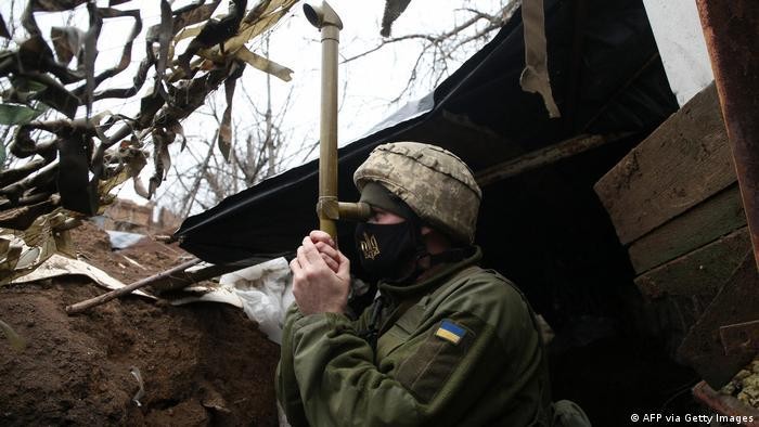 Một binh sĩ Ukraine đứng gác tại một vị trí trên chiến tuyến với phe ly khai. Ảnh: AFP