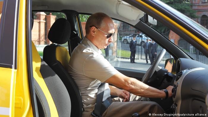 Tổng thống Nga Vladimir Putin từng phải làm nghề lái xe thuê trước khi trở thành ông chủ Điện Kremlin. Ảnh: dpa