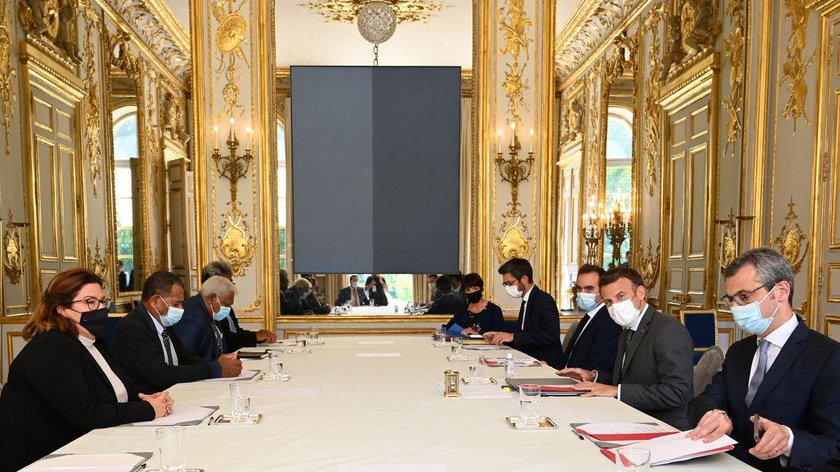 Tổng thống Pháp Emmanuel Macron tham dự cuộc họp với các đại diện của New Caledonia để thảo luận về hậu quả của cuộc trưng cầu dân ý về quyền tự quyết của New Caledonia, tại Điện Elysee ở Paris, Pháp ngày 1/6/2021. Ảnh: Pool via REUTERS