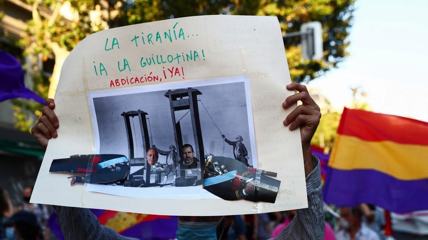 Biểu tình phản đối cựu Vương Tây Ban Nha Juan Carlos khi ông bị điều tra về cáo buộc rửa tiền. Ảnh: Reuters