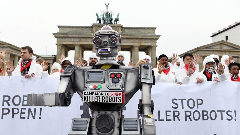 Tuần hành kêu gọi chấm dứt việc sử dụng rô bốt giết người tại Berlin, Đức. Ảnh: Reuters