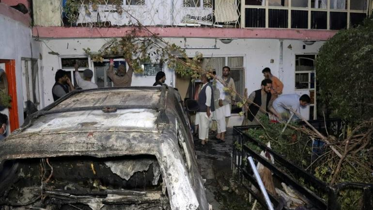Người dân kiểm tra thiệt hại đối với ngôi nhà sau cuộc tấn công bằng máy bay không người lái của Mỹ ở Kabul vào ngày 29/8/2021. Ảnh: AP