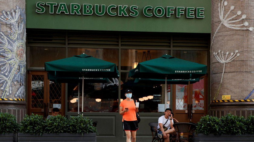 Một cửa hàng Starbucks Coffee ở Bắc Kinh, Trung Quốc. Ảnh: Reuters (chụp ngày 6/7/2020)