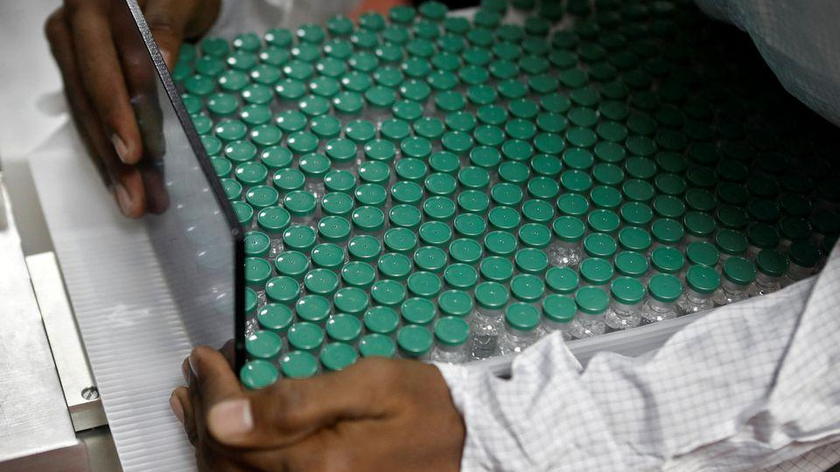 Các lọ vaccine COVISHIELD của AstraZeneca được lấy ra khỏi máy kiểm tra trực quan tại phòng thí nghiệm của SII ở Pune, Ấn Độ. Ảnh: Reuters (chụp ngày 30/11/2020)