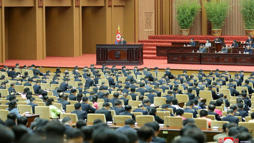Chủ tịch Triều Tiên Kim Jong Un phát biểu tại phiên họp ngày thứ hai của Kỳ họp thứ 5 SPA khóa 14 tại Hội quán Mansudae ở Bình Nhưỡng, Triều Tiên. Ảnh: KCNA (phát hành vào ngày 30/9/2021) quan Reuters