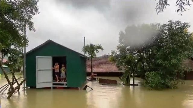 Những ngôi nhà chống bão lũ đang trở thành cứu sinh của người dân vùng rốn lũ các tỉnh miền Trung. Ảnh: VTV