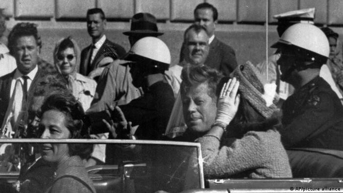 Tổng thống John F.Kennedy cùng phu nhân Jacqueline trước khi bị ám sát.