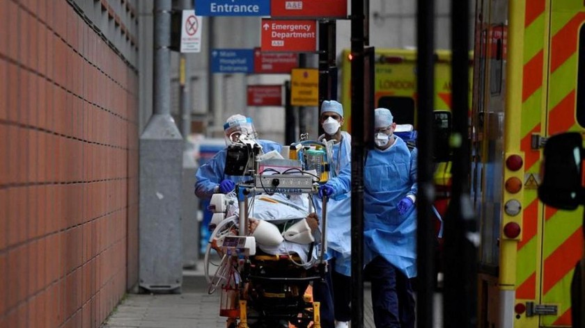 Một số bệnh viện ở Anh phải vật lộn với tình trạng thiếu nhân viên do COVID-19. Ảnh: Reuters