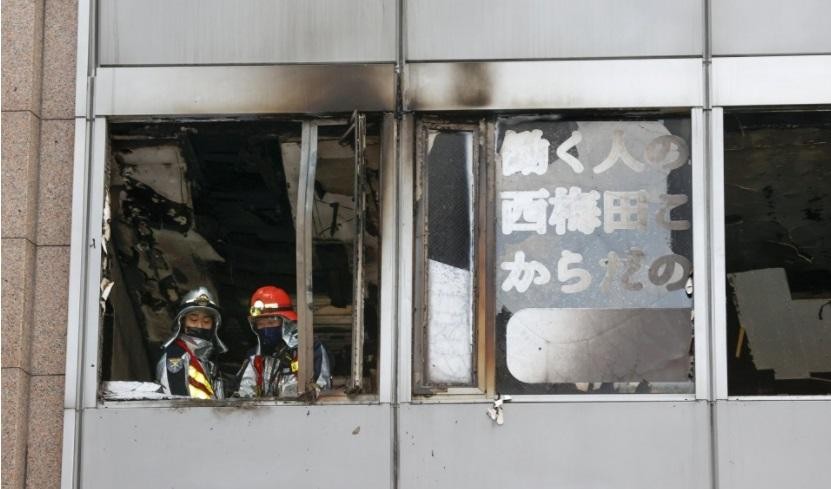 Lính cứu hỏa tại hiện trường vụ cháy ở Osaka ngày 17/12/2021. Ảnh: Kyodo News