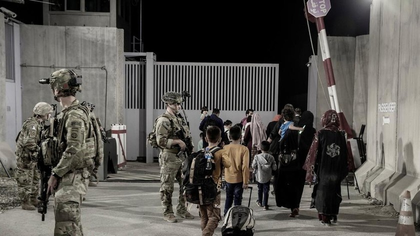 Các binh sĩ Hoa Kỳ kiểm soát an ninh tại Sân bay Quốc tế Hamid Karzai ở Kabul, Afghanistan ngày 25/8/2021 khi cuộc sơ tán diễn ra. Ảnh: Reuters