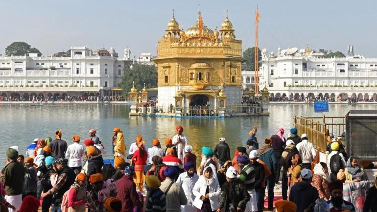 Đền Vàng ở Amritsar là một trong những đền thờ linh thiêng nhất của đạo Sikh ở Ấn Độ. Ảnh: AFP