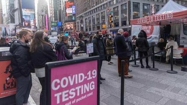 Người dân chờ xét nghiệm nhanh COVID-19 tại New York (Mỹ). Ảnh: Reuters