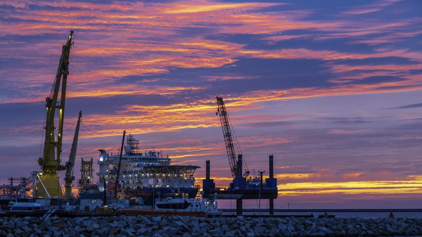Tàu Akademik Tscherski thực hiện việc đặt các đường ống cho Đường ống Nord Stream 2 trên Biển Baltic thả neo tại cảng Mukran trên đảo Ruegen, Đức vào ngày 8/9/2020. Ảnh: AP