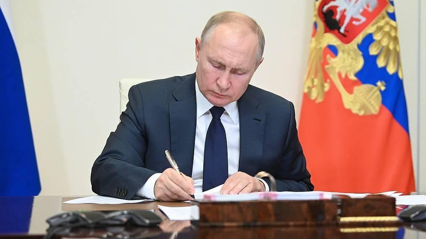 Tổng thống Nga Vladimir Putin đã ký đạo luật về tổ chức quyền lực ở các khu vực của Nga. Ảnh" Văn phòng Tổng thống/TASS
