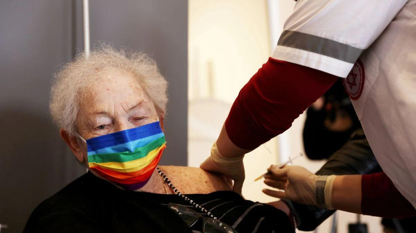 Một phụ nữ lớn tuổi được tiêm nhắc lại vaccine COVID-19 tại một cơ sở hỗ trợ sinh hoạt ở Netanya, Israel ngày 19/1/2021. Ảnh: Reuters