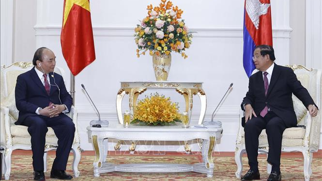 Chủ tịch nước Nguyễn Xuân Phúc gặp Thủ tướng Chính phủ Hoàng gia Campuchia Samdech Techo Hun Sen sáng 21/12. Ảnh: TTXVN