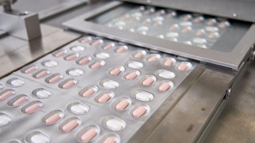 Paxlovid, một loại thuốc viên điều trị COVID-19, được sản xuất tại Ascoli, Italy. Ảnh: Reuters 