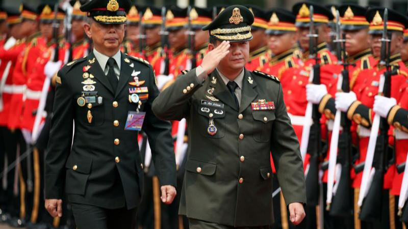Tướng Apirat Kongsompong của Thái Lan (sau) và Tư lệnh quân đội Campuchia, Tướng Hun Manet duyệt binh các vệ binh danh dự trong lễ đón tại trụ sở Quân đội Hoàng gia Thái Lan vào ngày 2/4/2019. Ảnh: Reuters