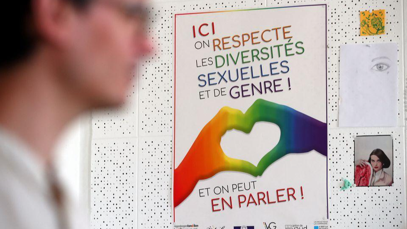Một tấm áp phích tại Vogay (Hiệp hội đa dạng giới tính và tình dục) ở Lausanne, Thụy Sĩ với khẩu hiệu: "Ở đây chúng tôi tôn trọng sự đa dạng về giới tính và tình dục". Ảnh: Reuters (chụp ngày 1/6/2020)