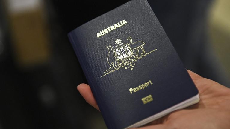Một du khách với hộ chiếu Australia. Ảnh: AFP