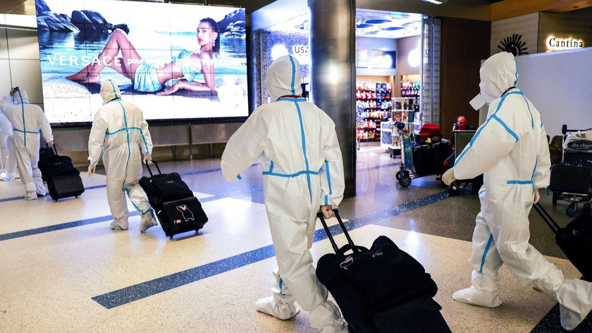 Các thành viên tổ bay Air China đến nhà ga quốc tế tại Sân bay Quốc tế Los Angeles vào ngày 3/12 ở California, Mỹ. Ảnh: AFP