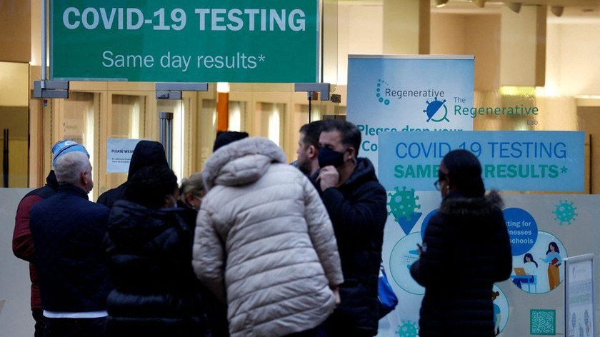 Mọi người chờ nhận kết quả bên ngoài trung tâm xét nghiệm COVID-19 ở Manchester, Anh. Ảnh: Reuters (chụp ngày 28/12/2021)