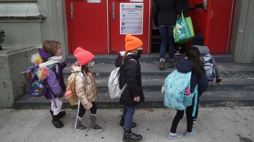 Mỹ lo ngại gia tăng ca COVID-19 ở trẻ em do Omicron khi trường học mở cửa lại sau kỳ nghỉ đông. (Ảnh: Reuters chụp ngày 7/12/2020 tại một trường học ở quận Manhattan, New York, Hoa Kỳ)