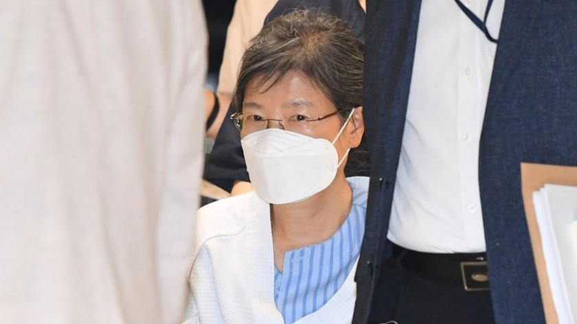Cựu Tổng thống bị kết án Park Geun-hye vào Bệnh viện St. Mary ở thủ đô của quốc gia trên xe lăn để điều trị. Ảnh: Yonhap (chụp ngày 20/7/2021)