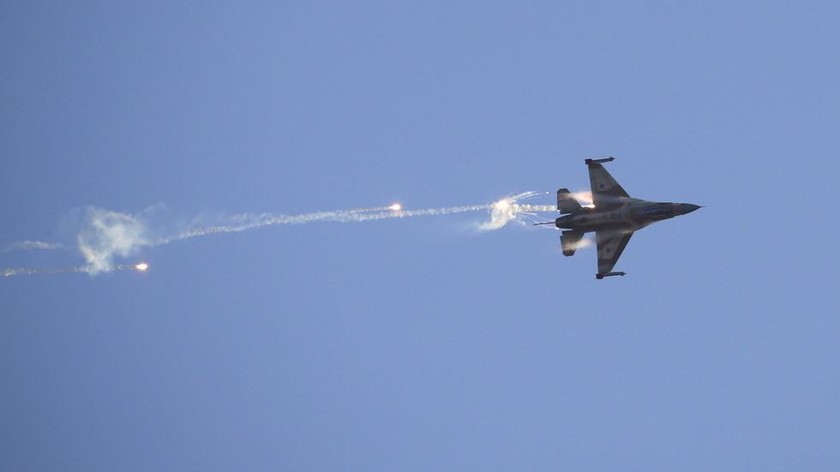 Một máy bay chiến đấu F-16 của Không quân Israel thả pháo sáng trong một cuộc trình diễn trên không. Ảnh: Reuters