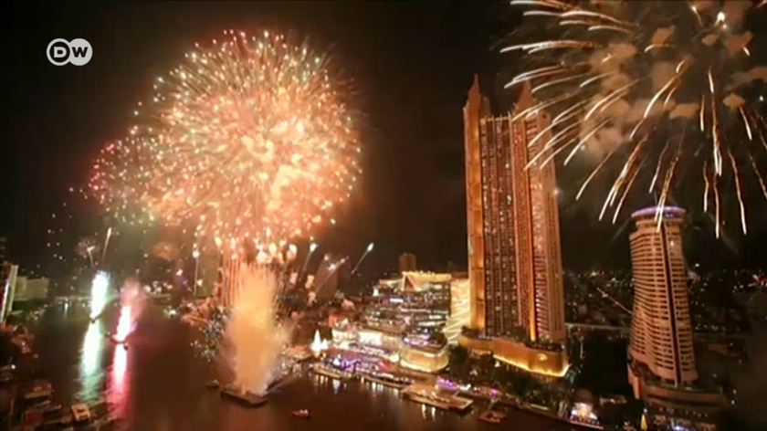 Bữa tiệc ánh sáng chào mừng năm mới 2022 đã bắt đầu diễn ra ở nhiều nơi trên thế giới. Ảnh: DW