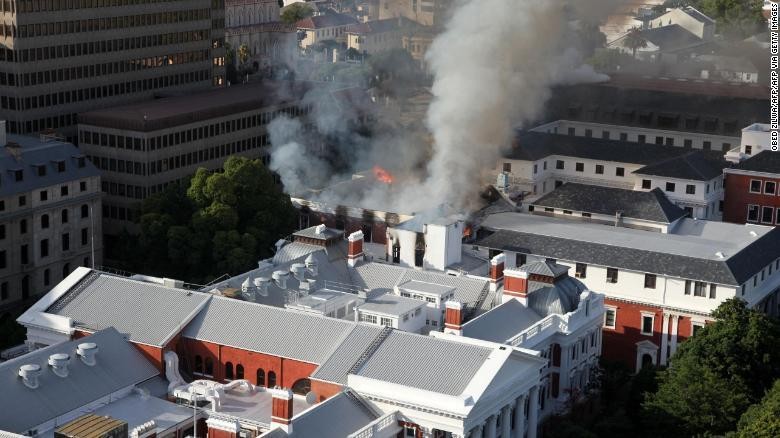 Ngọn lửa bùng lên trên nóc một tòa nhà tại khuôn viên Nhà Quốc hội Nam Phi ngày 2/1/2022. Ảnh: CNN