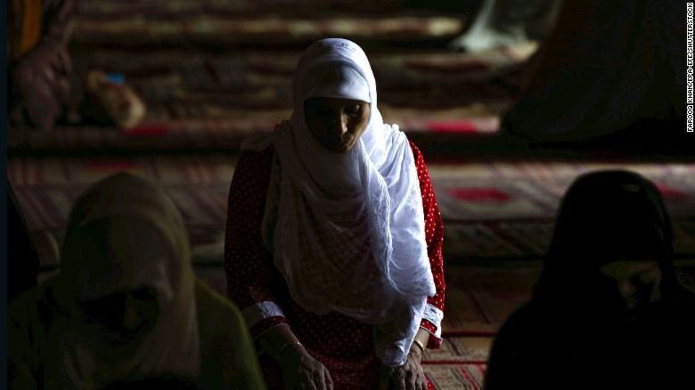 Một phụ nữ Hồi giáo Kashmiri dâng lễ cầu nguyện vào thứ Sáu tại Jamia Masjid, nhà thờ Hồi giáo lớn của Srinagar, thủ phủ mùa hè của Kashmir, Ấn Độ. Ảnh: CNN