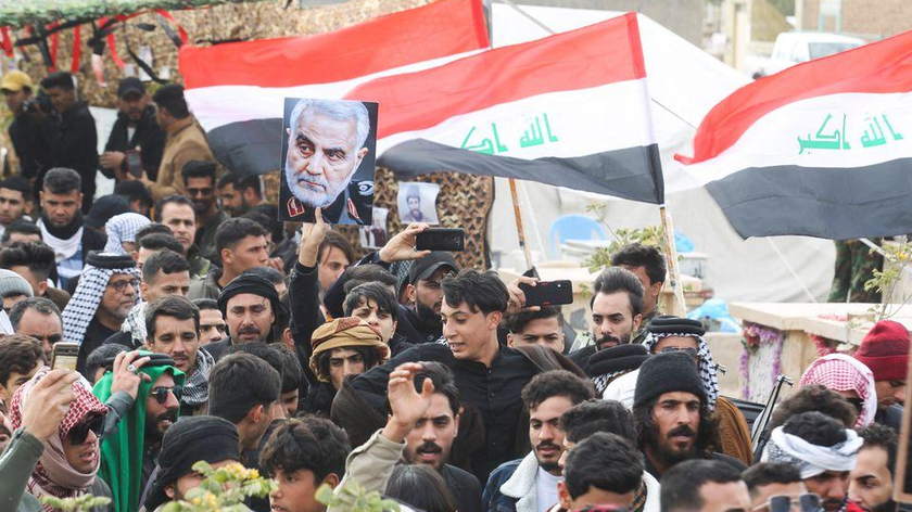 Người Iraq, và những người ủng hộ Hashid Shaabi (Lực lượng Huy động Phổ biến), tụ tập viếng mộ của chỉ huy dân quân Iraq Abu Mahdi al-Muhandis trong lễ kỷ niệm năm thứ hai ngày sát hại ông và chỉ huy quân sự cấp cao của Iran, Tướng Qassem Soleimani trong một cuộc tấn công của Mỹ , tại nghĩa trang Wadi al-Salam, ở Najaf, Iraq ngày 3/1/2022. Ảnh: Reuters
