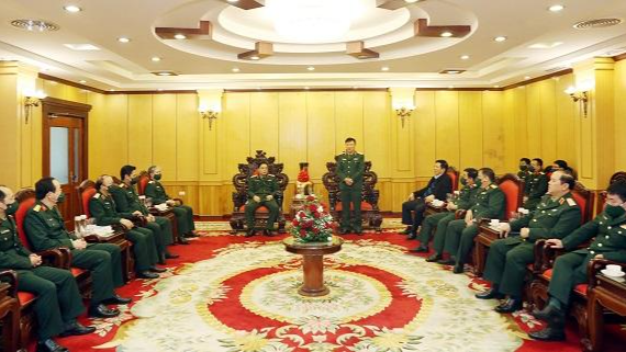Trung tướng Nguyễn Mạnh Hùng, Bí thư Đảng ủy, Chính ủy Tổng cục Công nghiệp Quốc phòng phát biểu chúc mừng 3 lãnh đạo Tổng cục Công nghiệp Quốc phòng mới được bổ nhiệm. Ảnh: VGP