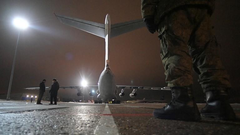 Máy bay vận tải Ilyushin Il-76 tại sân bay Chkalovsky bên ngoài thủ đô Moscow chở quân gìn giữ hòa bình của Nga đi Kazakhstan. Ảnh: Sputnik