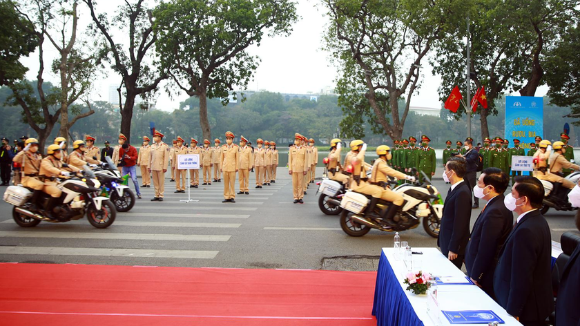 Phó Thủ tướng Phạm Bình Minh và các đại biểu chứng kiến các lực lượng chức năng ra quân. Ảnh: VGP/Hải Minh