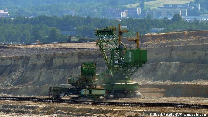 Cộng hòa Czech muốn đóng cửa mỏ than Turow vì mỏ này rút nước khỏi các khu vực có người dân sinh sống cùng nhiều ảnh hưởng tiêu cực khác. Ảnh: ZUMA Wire